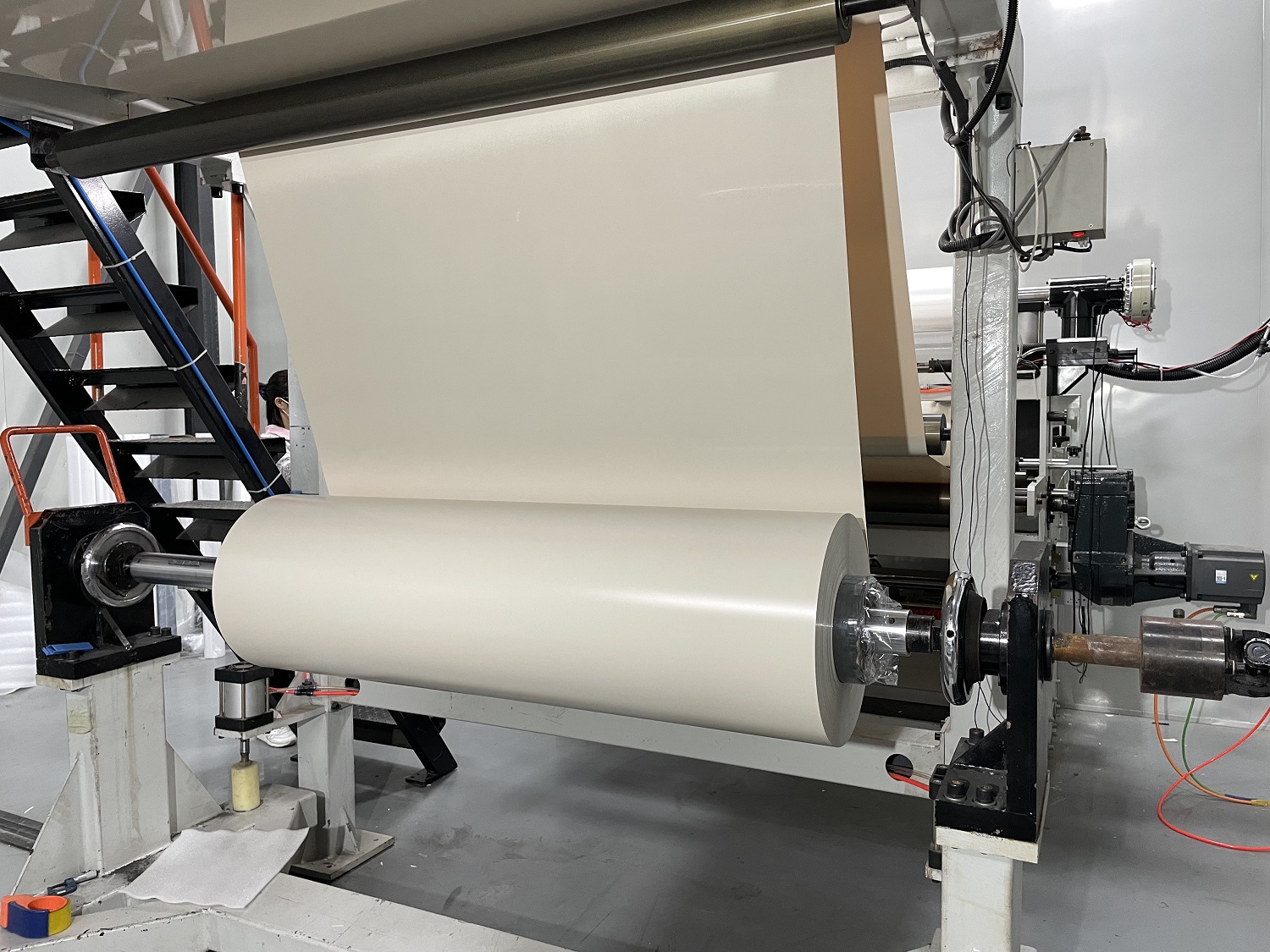 工廠家具裝飾膜定制 高光膚感帶膠PETG實色片 PETG防刮耐磨板材膜(圖3)